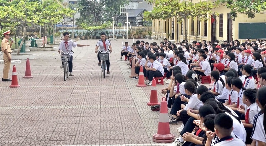 Công an các đơn vị: Tuyên truyền, giáo dục pháp luật cho học sinh các trường THCS